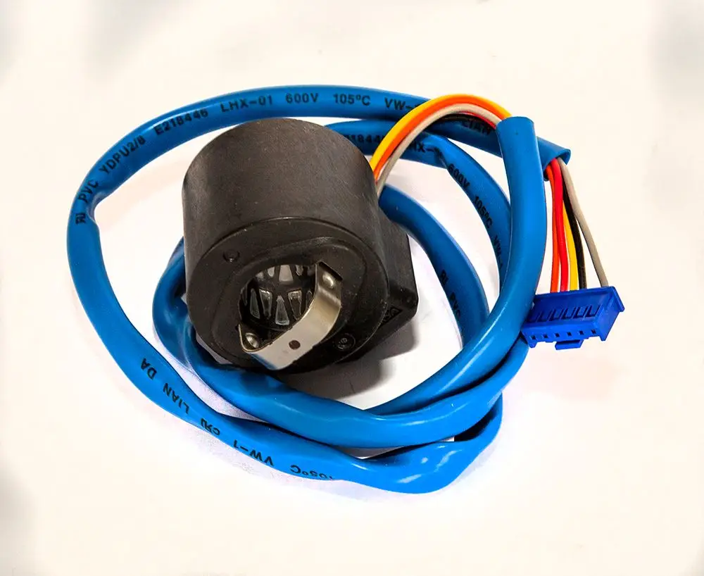 Daikin Stellmotor mit schwarzem Gehäuse und mehreren farbigen Kabeln, darunter ein blauer und ein roter Draht, zur Verwendung in Heizsystemen.
